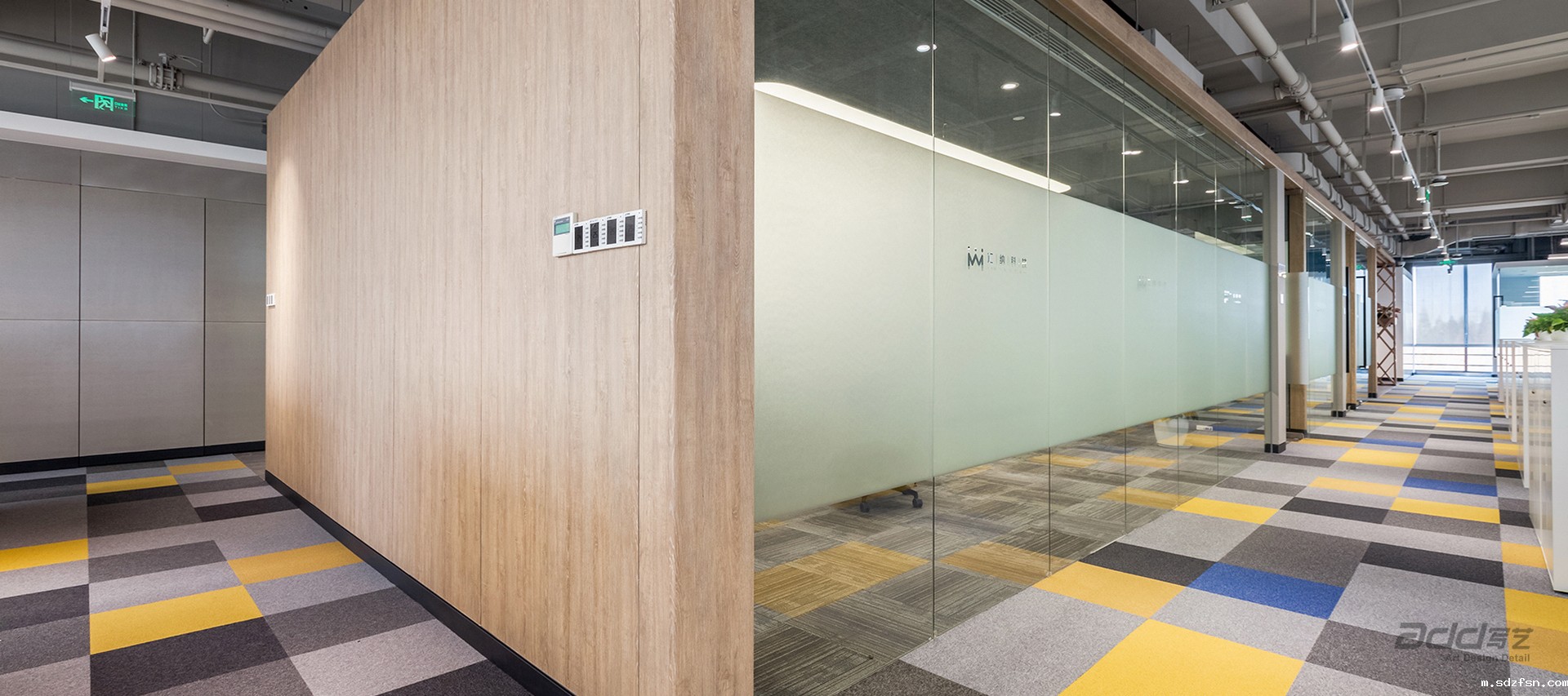 汇纳科技办公空间设计-玻璃隔断-pc