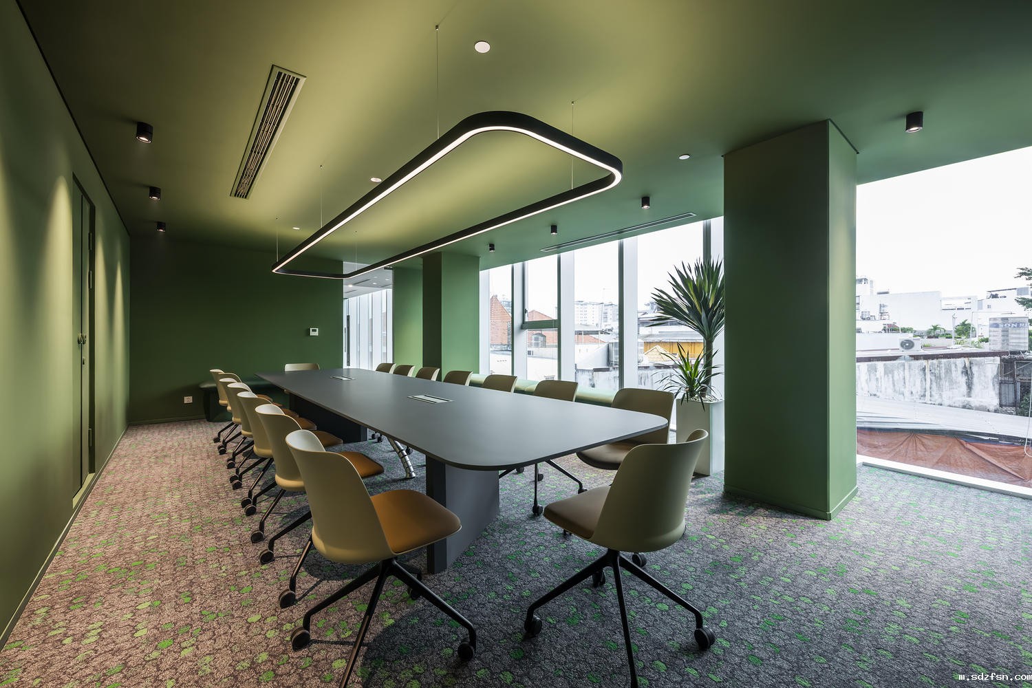 colourful-office-interiors-that-brighten-up-the-working-day-13-arcit18.jpg