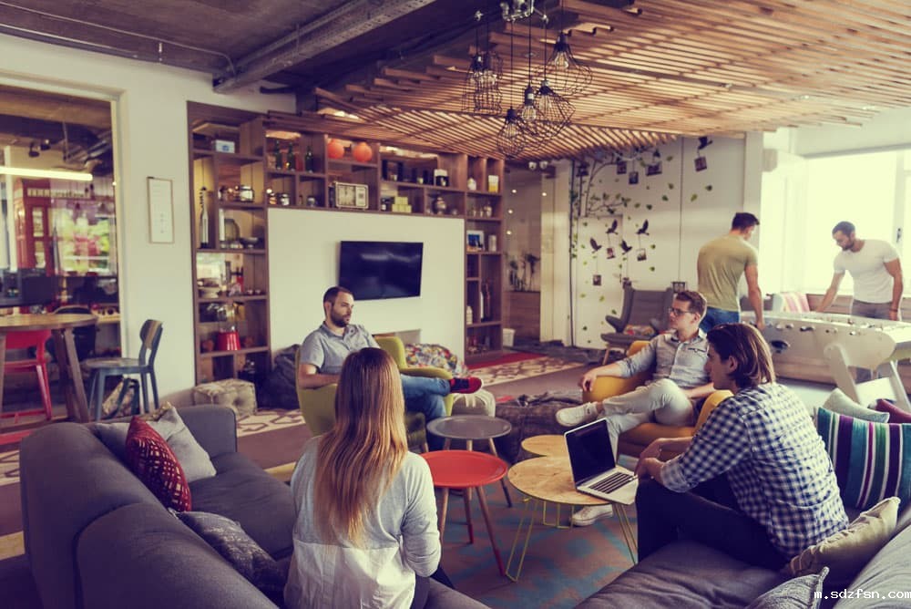 small-commercial-office-space-design-ideas-employees-collaborating.jpeg